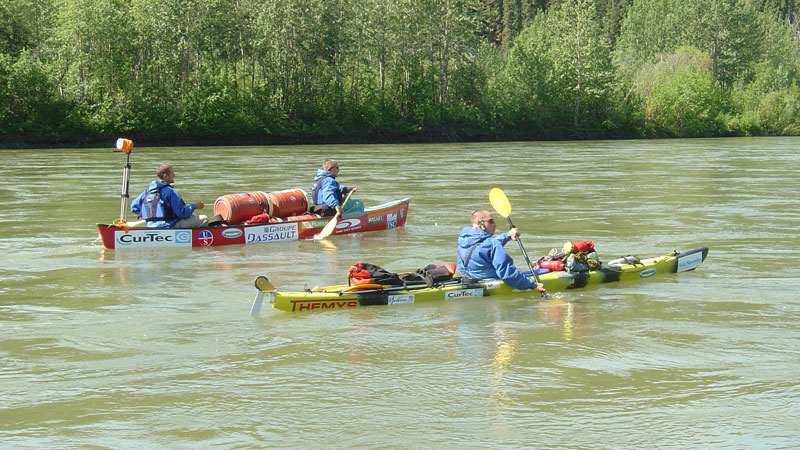 Bidones de plástico con tapa de rosca para expediciones en canoa